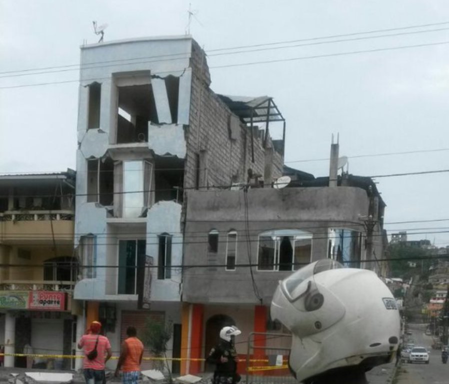 Fotografía tuiteada por la Policía de Ecuador, a las 08h00 del 18 de mayo de 2016, tras el sismo 6.8.