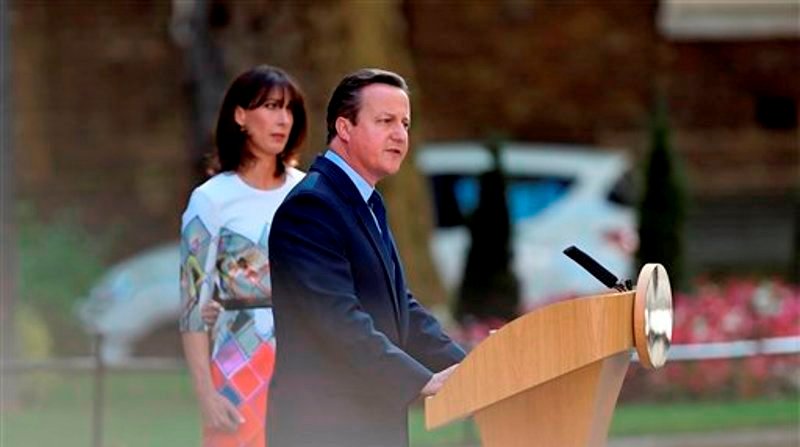 El primer ministyro británico, David Cameron, habla ante el 10 de Downing Street, en Londres, ante la mirada de su esposa Samantha, el viernes 24 de junio de 2016. (Lauren Hurley/PA via AP) 