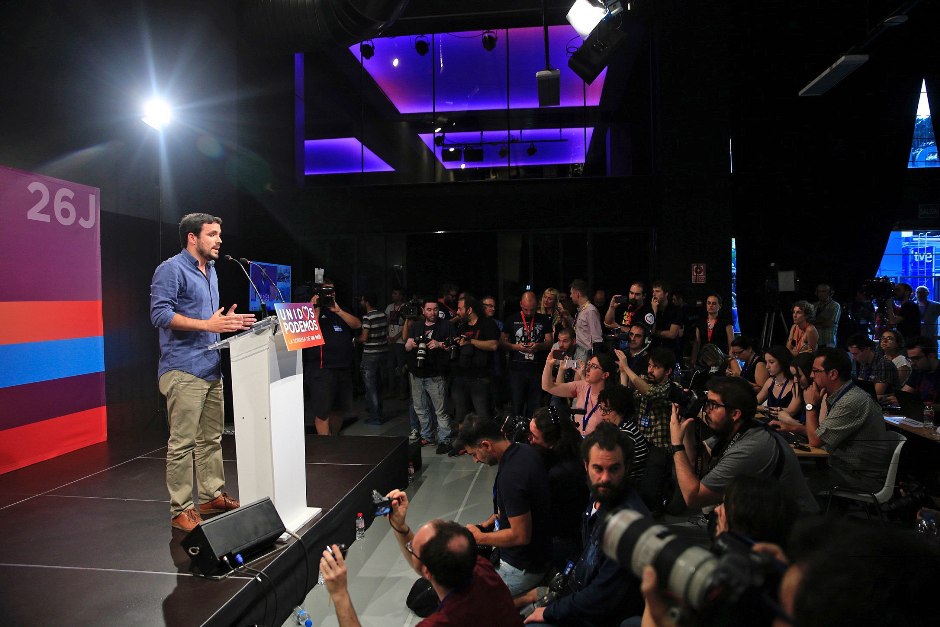 El candidato de Unidos Podemos y líder de IU, Alberto Garzón, durante la rueda de prensa que ha ofrecido en el teatro Goya de Madrid para hacer una primera valoración tras el cierre de los colegios en esta jornada de elecciones generales. EFE/Zipi
