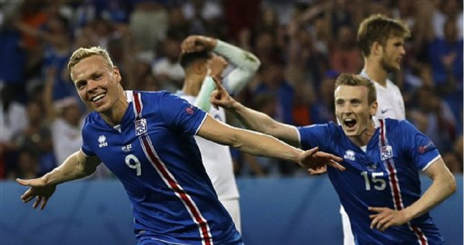Kolbeinn Sigthorsson (primer plano) festeja tras marcar el segundo gol de Islandia en el partido contra Inglaterra en el partido por los octavos de final de la Eurocopa en Niza, Francia, el lunes 27 de junio de 2016. (AP Foto/Claude Paris)
