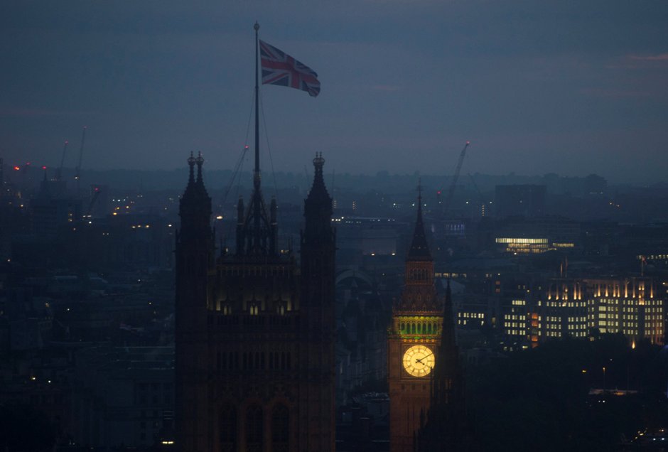  Fotografía del amanecer sobre la Casa del Parlamento hoy, jueves 23 de junio de 2016, en Londres (R.Unido). El Reino Unido votó por salir de la Unión Europea (UE), según el pronóstico de la cadena británica BBC, cuando los resultados muestran una ventaja del 52 % para el "brexit" y del 48 % por la permanencia en el bloque comunitario. EFE/HANNAH MCKAY