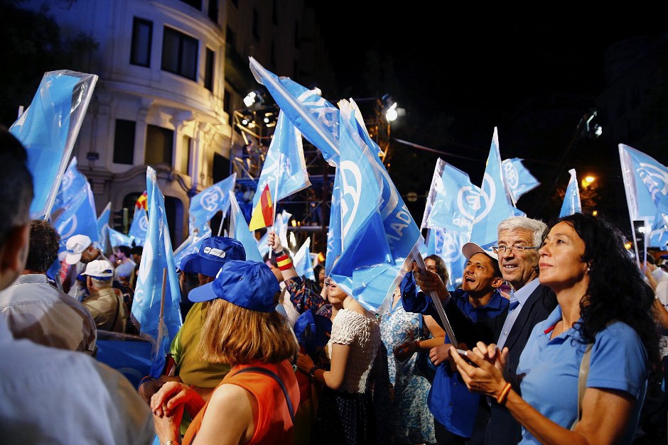 Simpatizantes del Partido Popular junto a la sede del partido en la madrileña calle Génova, tras conocer los primero resultados electorales tras los comicios generales que se han celebrado hoy en España. EFE/J.P.GANDUL