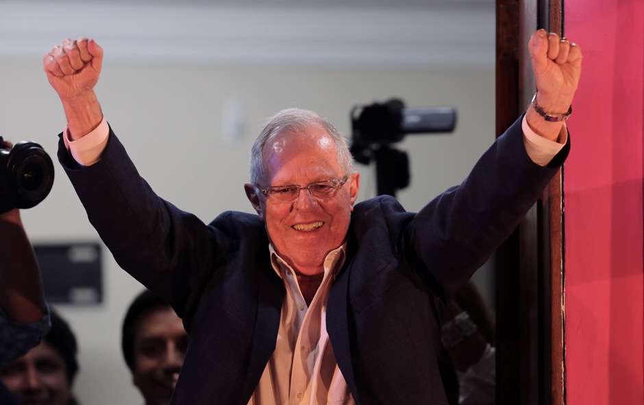 El candidato presidencial Pedro Pablo Kuczynski saluda a sus seguidores durante un breve mitin hoy, domingo 5 de junio de 2016, en una de sus sedes políticas en Lima (Perú). El candidato a la Presidencia de Perú Pedro Pablo Kuczynski roza el triunfo en la segunda vuelta de las elecciones presidenciales de Perú frente a su rival Keiko Fujimori, según el cómputo al 100% de los votos de dos encuestadoras. EFE/Martín Alipaz