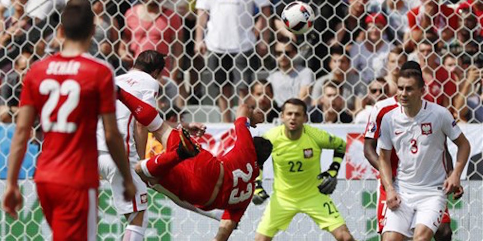 Xherdan Shaqiri anota el primer gol de Suiza al rematar de chilena ante Polonia en el partido contra Polonia por los octavos de final de la Eurocopa en Saint-Etienne, Francia, el s·bado 25 de junio de 2016. (AP Foto/Darko Bandic)