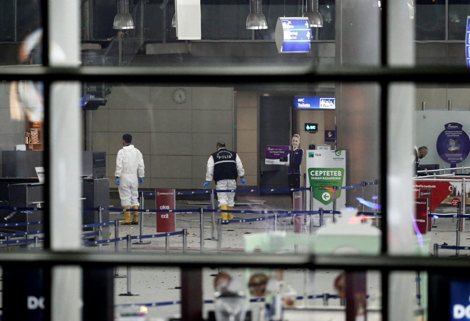 Policías investigan la escena tras un atentado suicida perpetrado hoy, martes 28 de junio de 2016, en el mayor aeropuerto de Estambul, Atatürk, que ha causado al menos diez muertos y una veintena de personasheridas, informó hoy el ministro de Justicia de Turquía, Bekir Bozdag. EFE/SEDAT SUNA