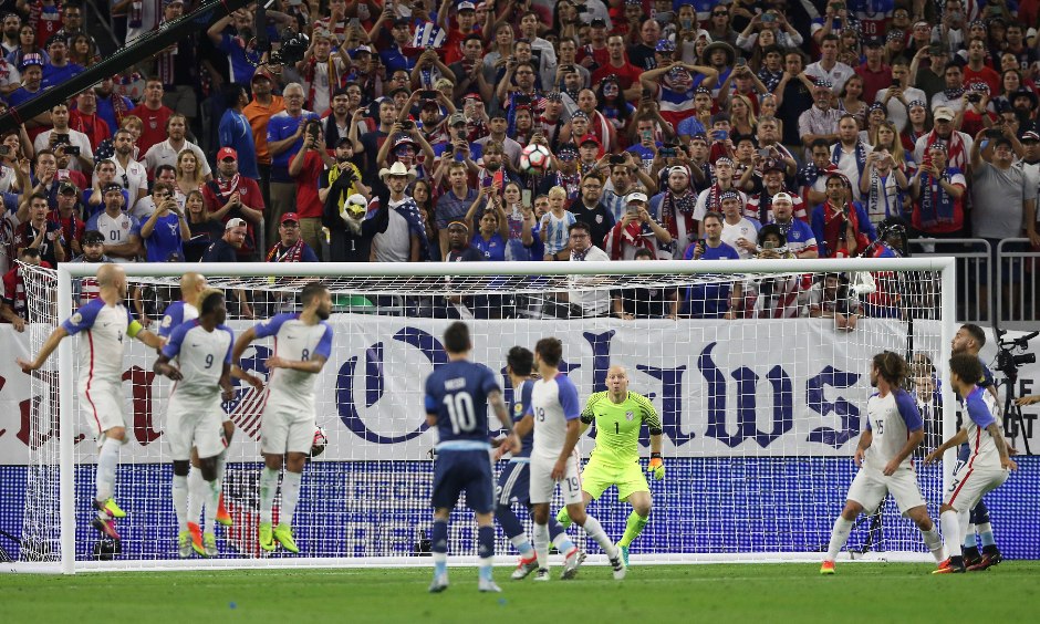 Lionel Messi (c) de Argentina marca el segundo gol contra EEUU hoy, martes 21 de junio de 2016, durante un partido por las semifinales de la Copa América Centenario 2016, en el NRG Stadium de Houston (TX, EE.UU.). EFE/David Fernández