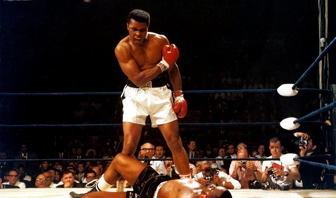 Muhammad Ali, entonces Cassius Clay, vence al campeón Sonny Liston, el 25 de mayo de 1965.