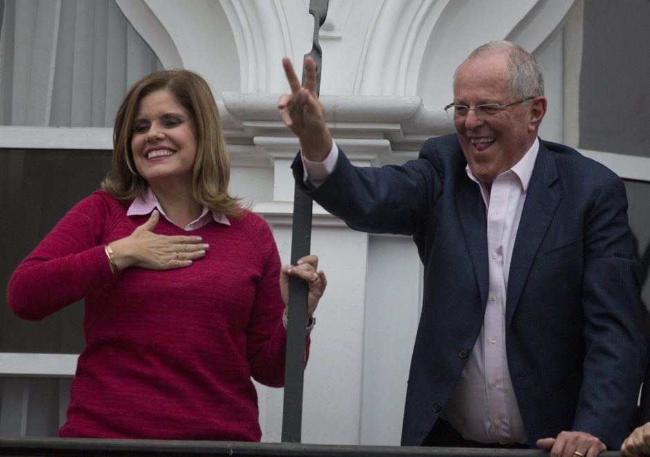 El candidato presidencial Pedro Pablo Kuczynski hace la señal de la victoria mientras celebra en el balcón de su casa junto a su candidata a vicepresidenta Mercedez Araoz en Lima, el domingo 5 de junio de 2016. (AP Foto/Rodrigo Abd)