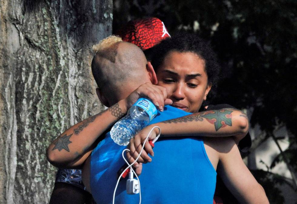 Amigos y familiares de los fallecidos se consuelan frente al cuartel general de la policía de Orlando. STEVE NESIUS (REUTERS)