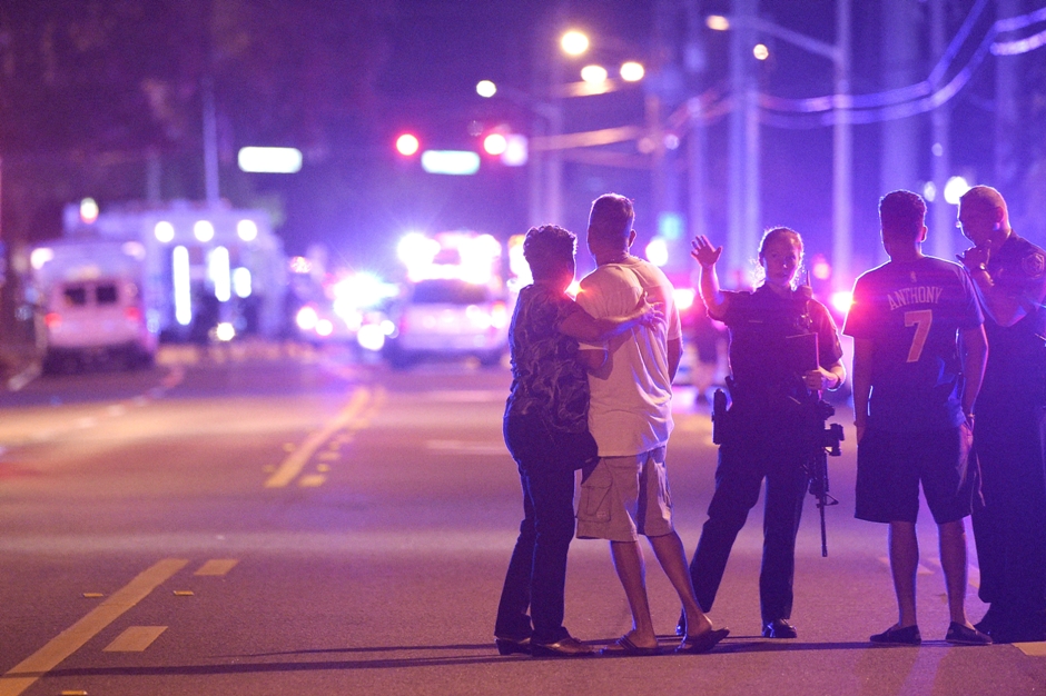 Policías de Orlando piden a familiares y amigos que se alejen del sitio de una balacera en el centro nocturno Pulse Orlando, la madrugada del domingo 12 de junio de 2016 en Orlando, Florida. (Foto AP/Phelan M. Ebenhack)