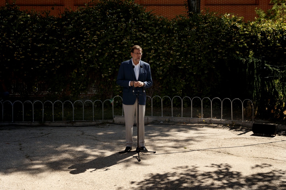 El presidente en funciones y candidato del Partido Popular Mariano Rajoy pronuncia un breve discurso luego de votar en las elecciones generales españolas, en Madrid, domingo 26 de junio de 2016. (AP Foto/Daniel Ochoa de Olza)