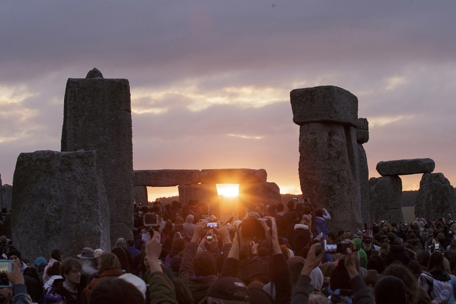  En esta fotografía de archivo del 21 de junio de 2015, el sol sale cuando miles de espectadores se reúnen en Stonehenge para celebrar el solsticio de verano, el día más largo del año, cerca de Salibury, Inglaterra. (AP Foto/Tim Ireland, Archivo). )