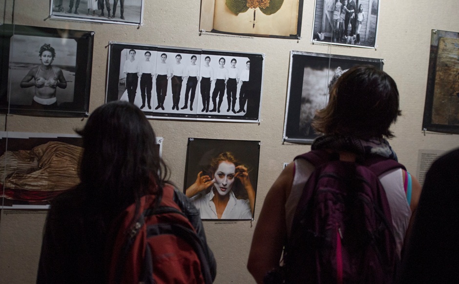 Personas observan retratos de Annie Leibovitz durante un recorrido para prensa por la exposición "Women: New Portraits" en la Ciudad de México el martes 5 de julio de 2016. La muestra presenta retratos de Leibovitz a mujeres destacadas incluyendo artistas, músicas, políticas y filántropas. Será inaugurada el 8 de julio. (Foto AP/Nick Wagner)
