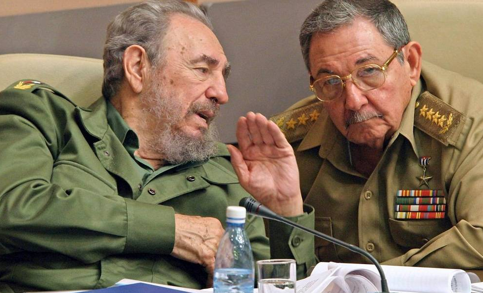 Fidel y Raul Castro, líderes de la revolución cubana. Foto de Archivo. 