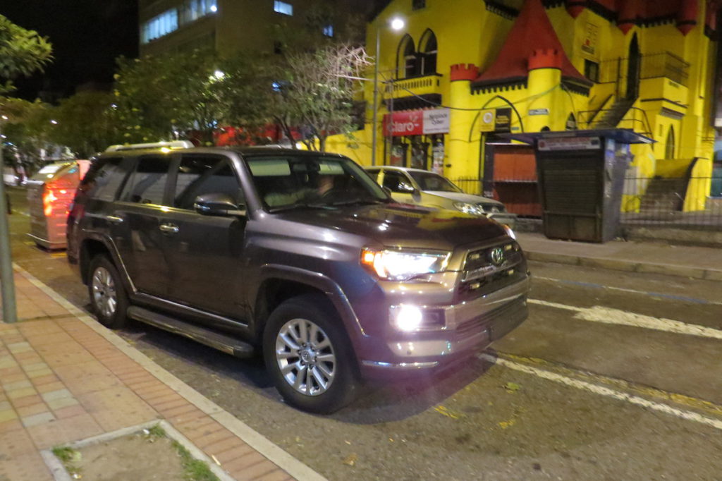 Automóvil sin placas parqueado afuera de la Dirección Nacional de Migración, la noche del 10 de julio del 2016.