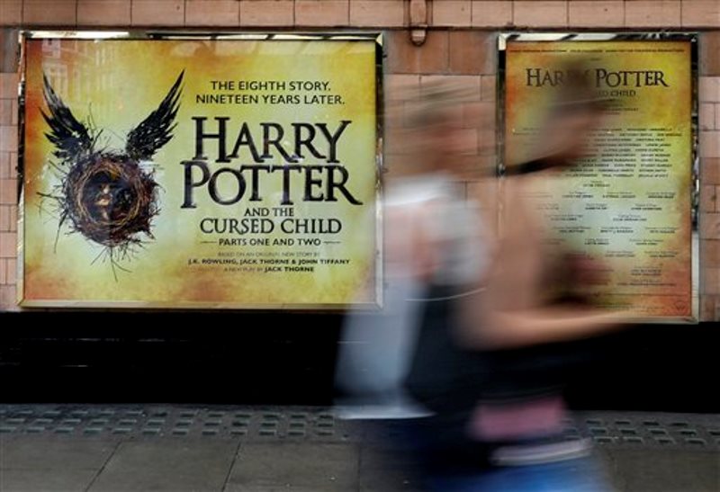 En esta foto del jueves 28 de julio del 2016, el Palace Theatre en Londres muestra un anuncio de la nueva obra teatral de Harry Potter, "Harry Potter and the Cursed Child" ("Harry Potter y el niño maldito"). La obra se estrena el sábado. La mayoría de los boletos ya están vendidos hasta diciembre del 2017. (AP Foto/Kirsty Wigglesworth)