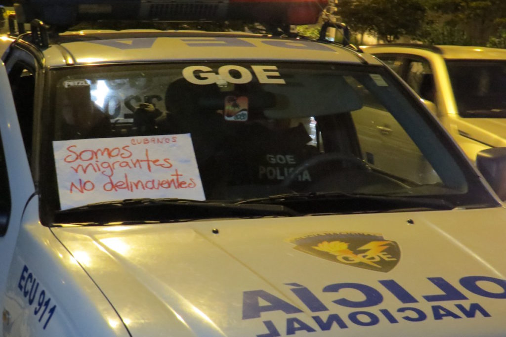 Defensores de derechos humanos colocaron cartel en apoyo a cubanos en un patrullero de policía, pasado varios minutos hasta que los efectivos se den cuenta y lo retiren.