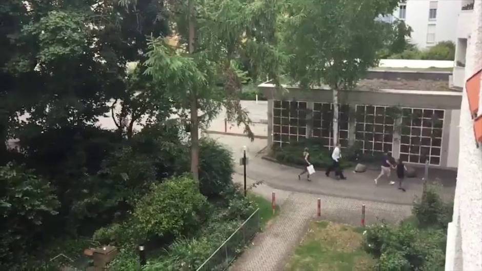 La gente huye a la carrera tras registrarse un tiroteo en el centro comercial Olimpia, en Munich, Captura de pantalla de video de El País.