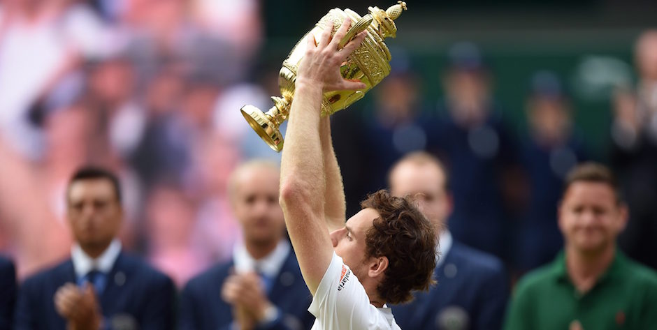 Wimbledon ( Reino Unido ) , 10 / 07 / 2016.- Andy Murray de Gran Bretaña levanta el trofeo de campeón después de vencer a Milos Raonic de Canadá en de los hombres final individual de los campeonatos de Wimbledon en el club de tenis All England Lawn , en Londres , Gran Bretaña , 10 julio de 2016. ( Londres , Tenis ) EFE / EPA / GERRY PENNY