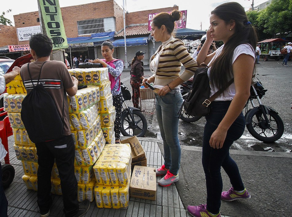 Venezuelans shop for groceries along the streets of Cucuta, Colombia on July 17, 2016.  Thousands of Venezuelans crossed the border with Colombia to take advantage of its 12-hour opening after it was closed by the Venezuelan government 11 months ago. Venezuelans rushed to Cucuta to buy food and medicines which are scarce in their  / AFP PHOTO / Schneyder Mendoza
