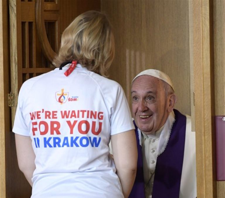 El papa Francisco confiesa a una mujer en el Santuario de la Divina Misericordia en Cracovia, Polonia, el sábado 30 de julio de 2016. (L'Osservatore Romano/Foto de Pool vía AP)