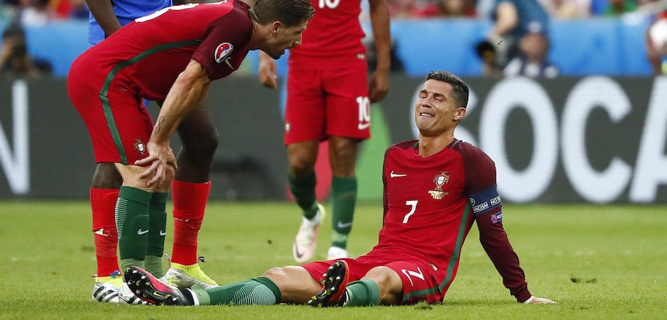 Saint- Denis (Francia ) , 10/ 07 / 2016.- Cristiano Ronaldo ( R ) de Portugal reacciona durante el partido de la UEFA EURO 2016 final entre Portugal y Francia en el Stade de France en Saint- Denis , Francia , 10 de Julio de 2016. EFE / EPA / IAN LANGSDO