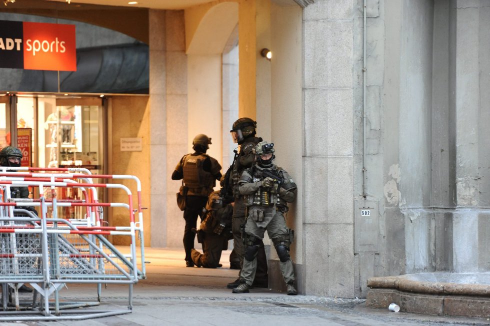 Policías de las Fuerzas Especiales aseguran el exterior del hotel Stachus tras el tiroteo registrado en un centro comercial en Múnich, Alemania. ANDREAS GEBERT EFE