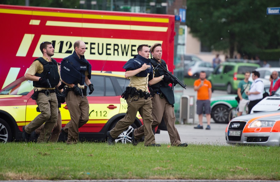 Policías acuden a ayudar a la escena de una balacera en Munich, en Alemania el 22 de julio del 2016. (Matthias Balk/dpa via AP)