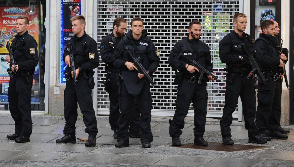 Agentes de policía aseguran el hotel Stachus después de que se reportó un tiroteo allí en Munich, en el sur de Alemania, el viernes 22 de julio de 2016. Se reportó que hubo varios muertos. (Andreas Gebert/dpa vía AP)