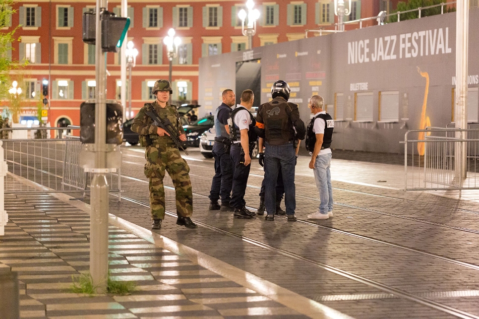 Agentes de policía y soldados vigilan un área cerrada en donde se realizó un ataque luego de que un camión subió a la acera y embistió a una multitud reunida para ver los fuegos artificiales en la ciudad turística de Niza, en el sur de Francia el viernes 15 de julio de 2016. Un portavoz del ministerio del Interior dijo que es posible que hayan "varias personas muertas". (AP Foto/Ciaran Fahey)
