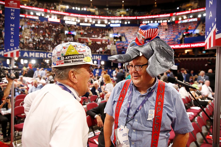 El delegado por Indiana William Springer (d) utiliza un sombrero con la imagen del aspirante a la Casa Blanca Donald Trump hoy, 18 de julio de 2016, antes de la segunda sesión del primer día de la Convención Republicana en el Centro Nacional Republicano Quicken Loans Arena de Cleveland, Ohio. EFE/MICHAEL REYNOLDS