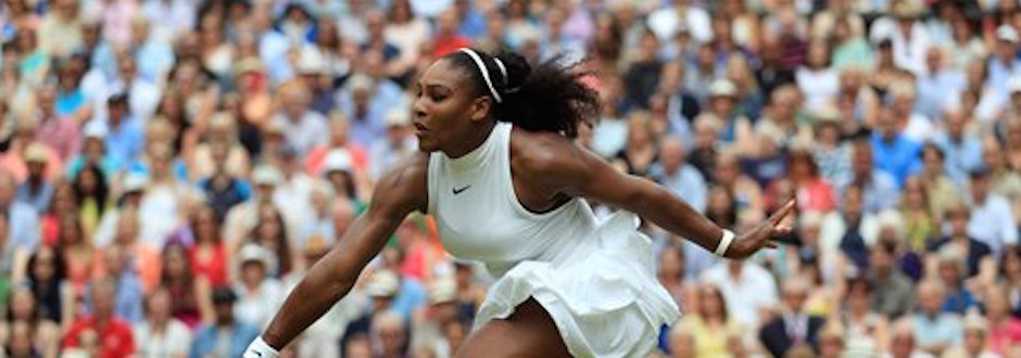 Serena Williams devuelve un tiro ante Angelique Kerber en la final de Wimbledon el s·bado, 9 de julio de 2016, en Londres. (Adam Davy/Pool Photo via AP)