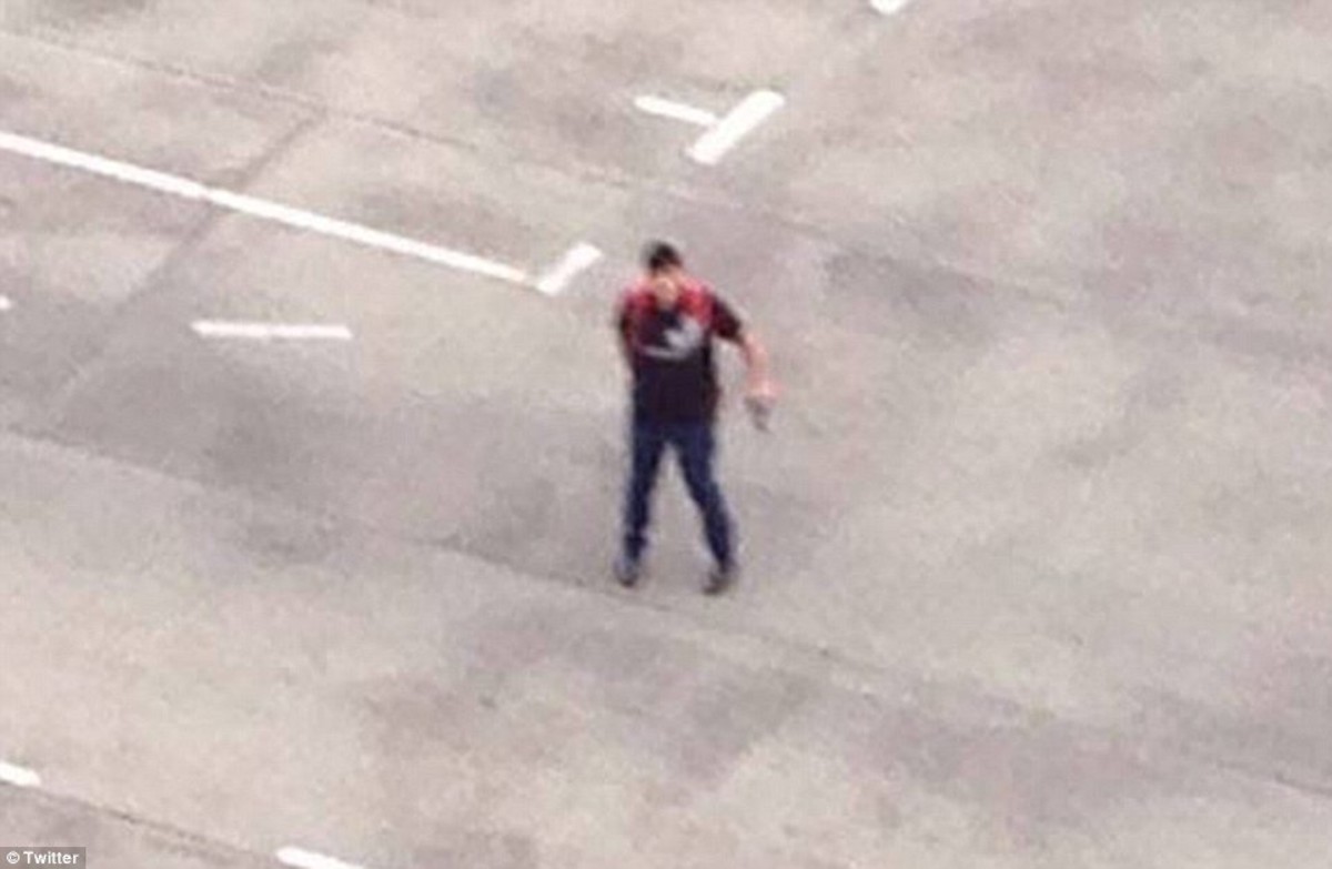 El joven atacante, en la terraza del centro comercial desde donde disparaba. Twitter.