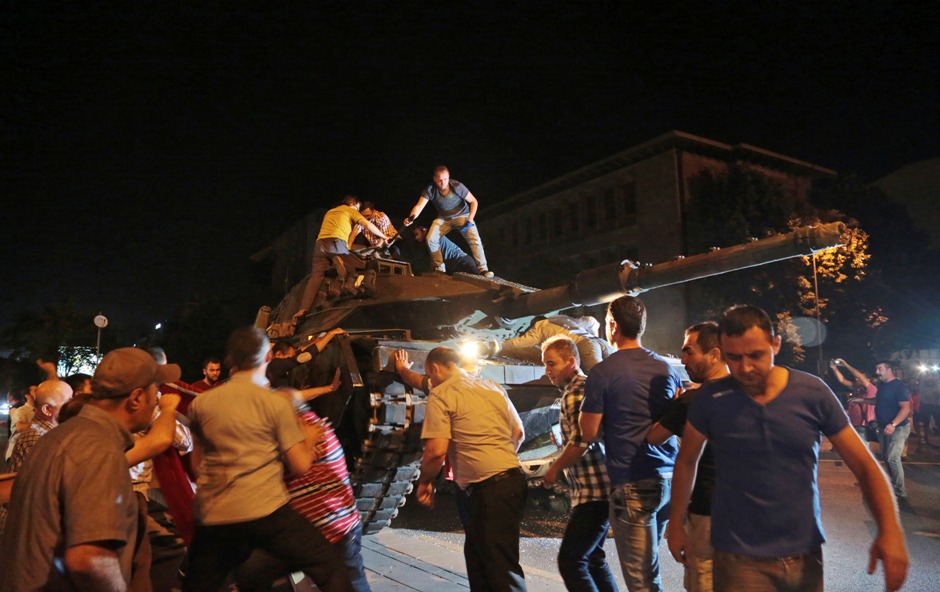 Un tanque avanza hacia una posicion mientras civiles turcos intentan detenerlo en Ankara Turquía, la noche del viernes 15 de julio de 2016. Miembros de las fuerzas militares de Turquía dijeron que habían tomado el control del país, pero funcionarios turcos señalaron que el intento de golpe fue frustrado a primeras horas del sábado tras una noche de violencia, según la prensa estatal. (AP Foto/Burhan Ozbilici)