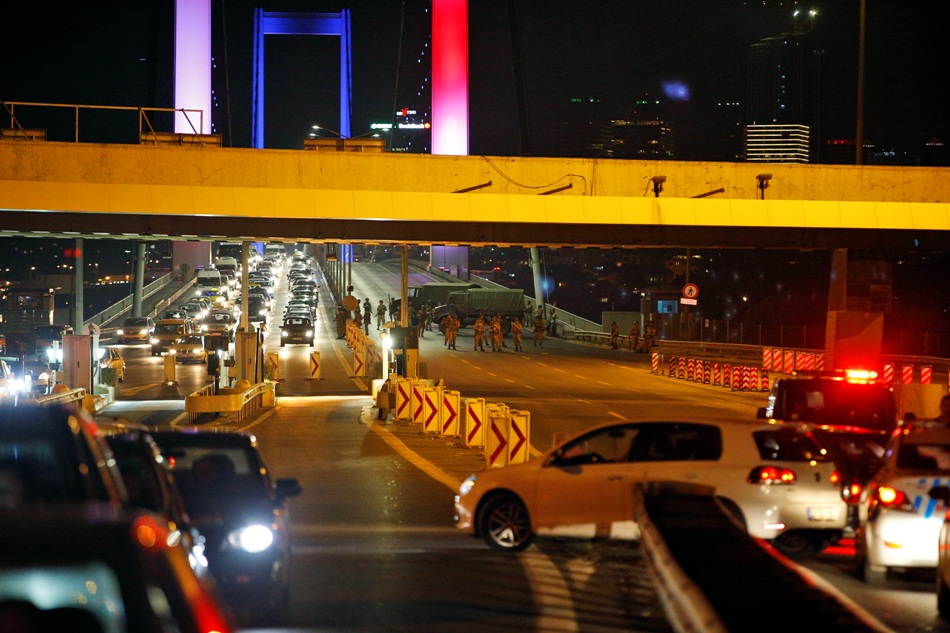 Soldados turcos bloquean el acceso al icónico Puente Bosporus de Estambul el viernes 15 de julio de 2016. (AP Foto/Emrah Gurel)