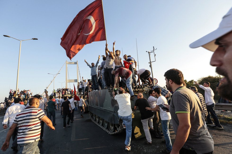 Varios ciudadanos ondean banderas y celebran el fracaso del golpe sobre un tanque del Ejército, en el puente del Bósforo de Estambul. GOKHAN TAN GETTY IMAGES., publicada en El Pais.