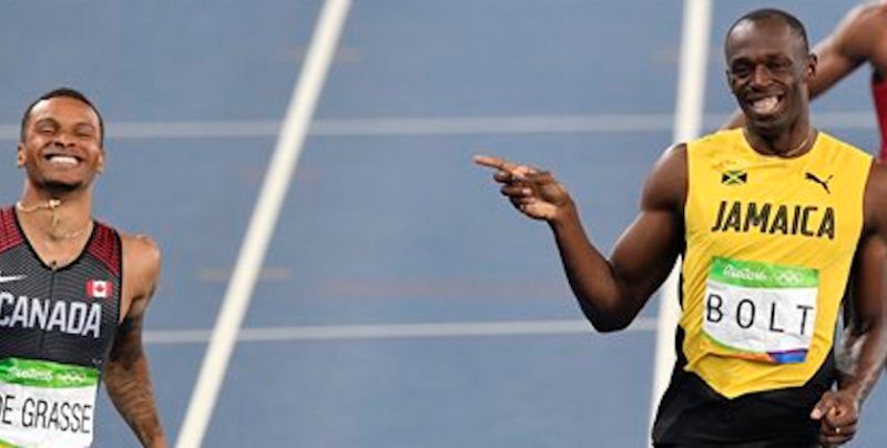 El jamaiquino Usain Bolt bromea don el candaiense Andre De Grasse en la semifinal de los 200 metros, el miÈrcoles 17 de agosto de 2016, en los Juegos OlÌmpicos de RÌo de Janeiro (AP Foto/Martin Meissner)