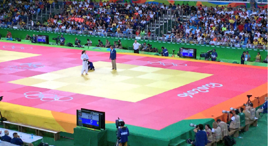 Foto del combate de Estefanía García frente a la austriaca Kathrin Unterwurzache en Río 2016. Foto del periodista Sebastián Decker (@SebasDecker).