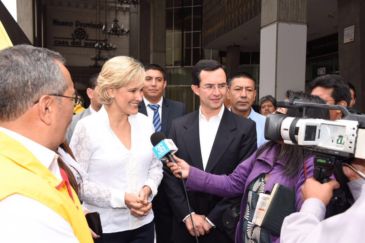 Cynthia Viteri en entrevista con medios ambateños.