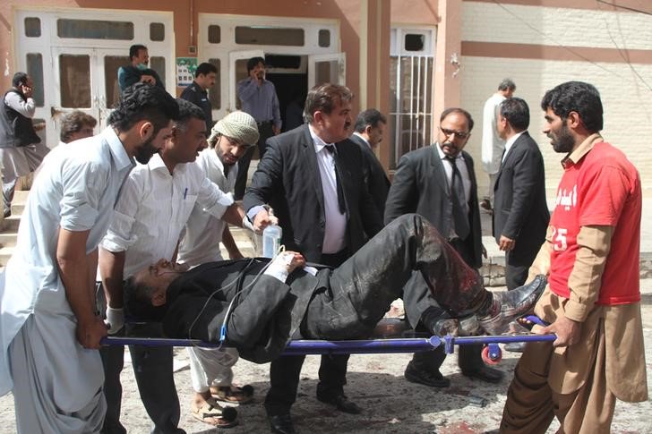 Varias personas socorren a los heridos en un ataque con bomba en un hospital de Quetta (Pakistán) hoy, 8 de agosto de 2016. Al menos 30 personas murieron y 40 resultaron heridas por una explosión en un hospital de Quetta, en el oeste de Pakistán, al que había sido llevado poco antes un prominente abogado tras ser tiroteado, informó a Efe una fuente oficial. El portavoz de la Policía provincial, Ghulam Akbar, indicó que tienen constancia de 30 muertos en "una fuerte explosión" en el Hospital Civil de Quetta, adonde había sido llevado el presidente de la Asociación de Abogados de Baluchistan, Bilal Anwar Kasi, tras ser asesinado a tiros por un grupo de hombres sin identificar. EFE