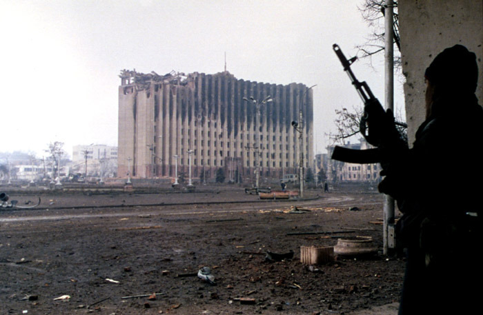 Un guerrillero checheno cerca del Palacio Presidencial en Grozni, enero de 1995. Foto de Mijaíl Yevstáfiev.