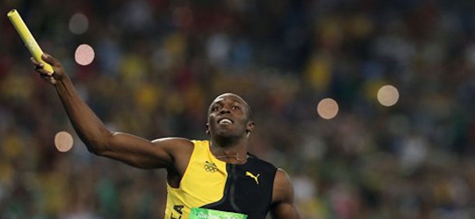 Usain Bolt celebra con la posta luego de ganar junto a Jamaica el relevo 4x100 en los Juegos OlÌmpicos de RÌo de Janeiro, el viernes 19 de agosto de 2016 (AP Foto/Lee Jin-man)