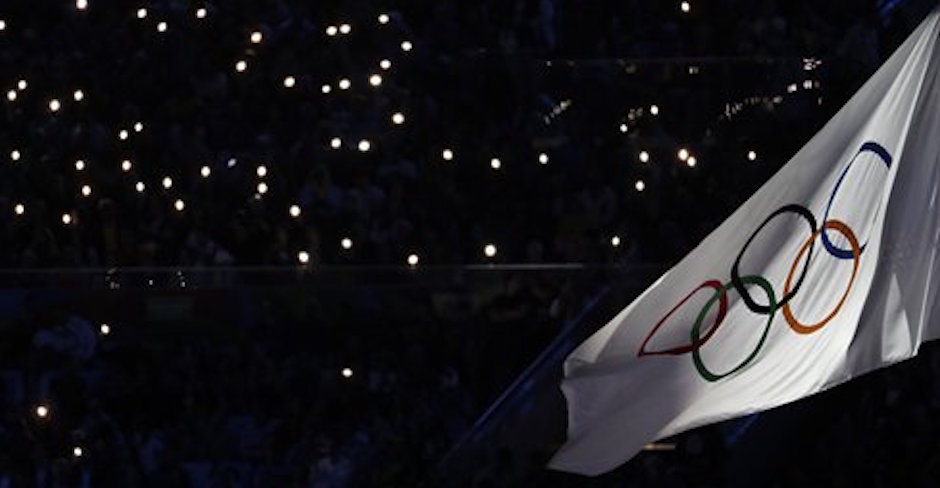Luces de innumerables telÈfonos celulares iluminan el graderÌo del Maracan·, detr·s de la bandera olÌmpica, durante la clausura de los Juegos de RÌo de Janeiro, el domingo 21 de agosto de 2016 (AP Foto/Natacha Pisarenko)
