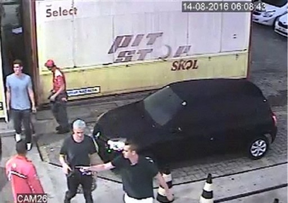 En esta imagen del domingo 14 de agosto de 2016, tomada de un video de vigilancia, el estadounidense Ryan Lochte (2do de derecha a izquierda), aparece con otros nadadores en una gasolinera, durante los Juegos Olímpicos de Río de Janeiro (Policía brasileña via AP)