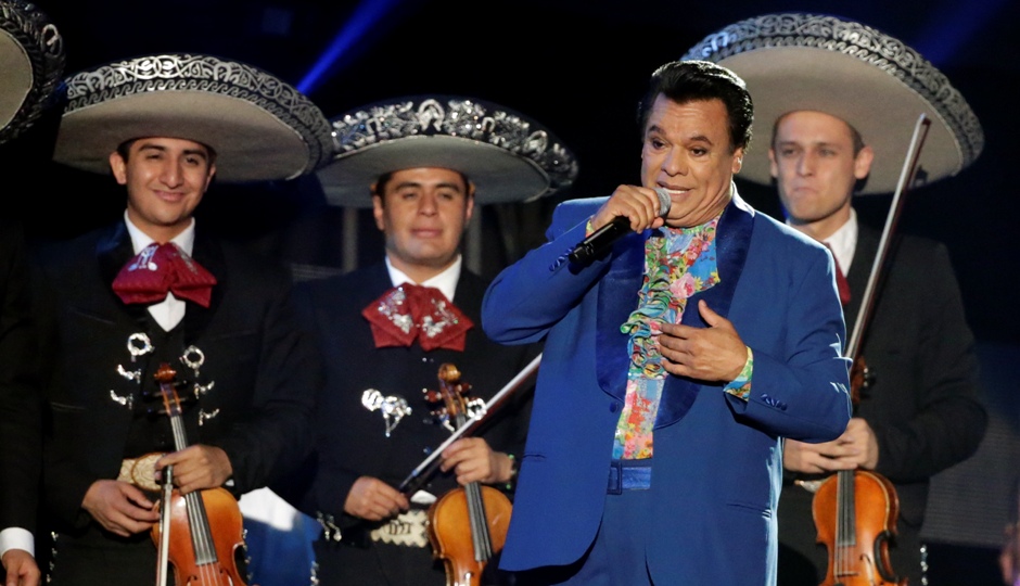 En esta foto del 28 de abril del 2016, el cantante y compositor mexicano Juan Gabriel se presenta en la ceremonia de los Premios Billboard de la Música Latina en Coral Gables, Florida. Juan Gabriel murió el domingo 28 de agosto del 2016, informó su oficina de prensa. Tenía 66 años. (AP Foto/Wilfredo Lee, Archivo)