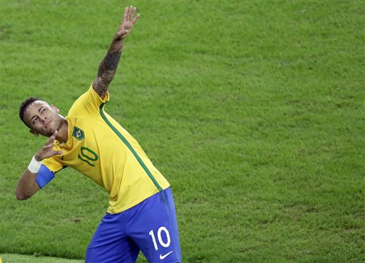 El jugador de Brasil, Neymar, festeja tras anotar un gol contra Alemania en la final del fútbol olímpico el sábado, 20 de agosto de 2016, en Río de Janeiro. (AP Photo/Luca Bruno)