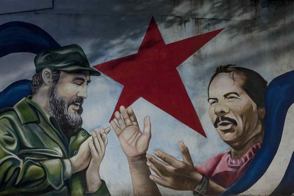 Vista de un mural con el rostro del expresidente de Cuba Fidel Castro (i) y el mandatario de Nicaragua, Daniel Ortega (d), el sábado 30 de julio de 2016, en Managua.. EFE/Jorge Torres