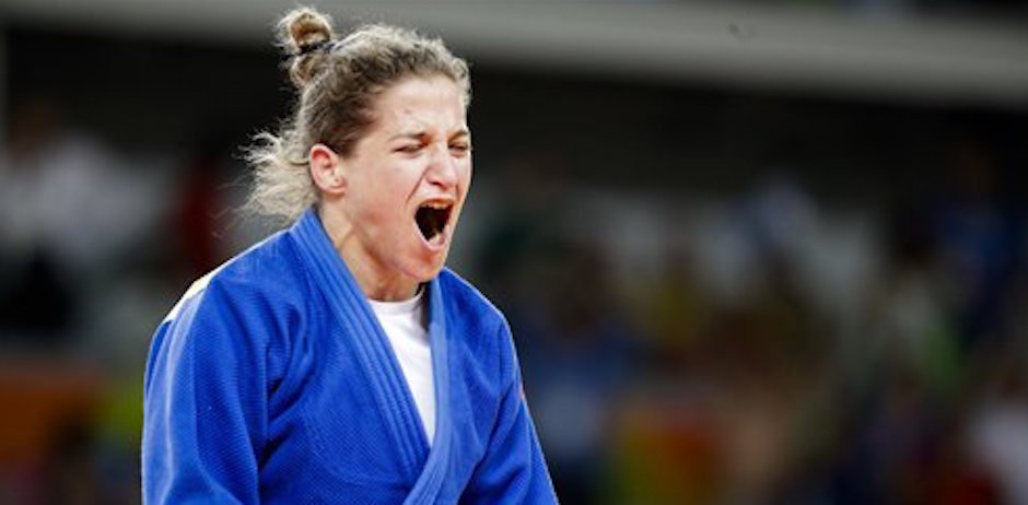 La judoca argentina Paula Pareto festeja despuÈs de ganar la medalla de oro en los 48 kilogramos en los Juegos OlÌmpicos de RÌo de Janeiro, Brasil, el s·bado 6 de agosto de 2016. (AP Foto/Markus Schreiber)