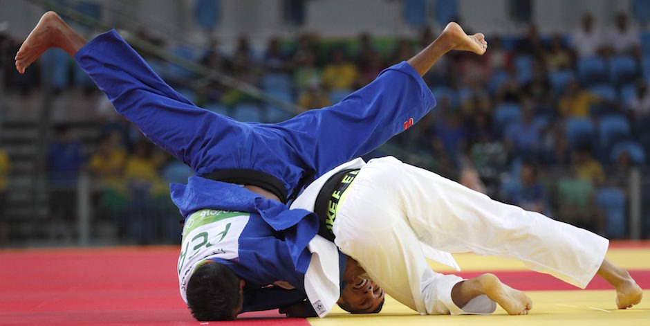 BRA. Rio De Janeiro (Brazil), 06/08/2016.- Juan Postigos of Peru (L) and Orkhan Safarov of Azerbaijan (R) in action in the men's 60kg bout of the Rio 2016 Olympic Games Judo events at the Carioca Arena 2 in the Olympic Park in Rio de Janeiro, Brazil, 06 August 2016. (Azerbaiyán, Brasil) EFE/EPA/ORLANDO BARRIA