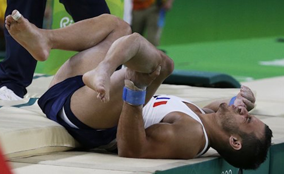 El gimnasta francÈs Samir Ait Said se agarra la pierna tras lesionarse durante un salto en la competencia de gimnasia de los Juegos OlÌmpicos el s·bado, 6 de agosto de 2016, en RÌo de Janeiro. (AP Photo/Rebecca Blackwell)